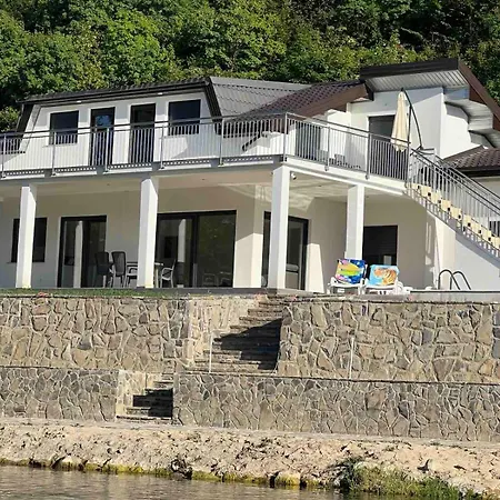 Na Uni Sarac アパート *