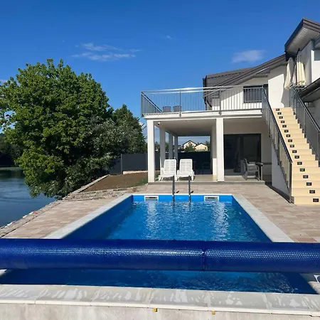 Apartman Na Uni Sarac *