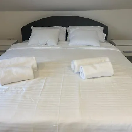 Na Uni Sarac アパート Otave