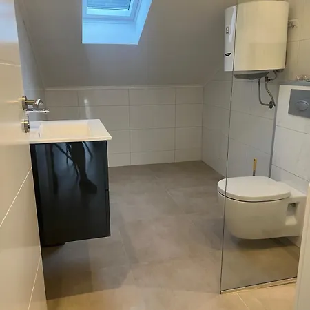 Na Uni Sarac アパート *