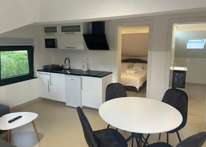 شقة Na Uni Sarac Otave